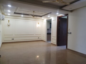 Room in 3 BHK Builder Floor at Dlf Phase ii – for Sale