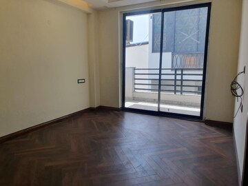 Room in 3 BHK Builder Floor at Dlf Phase ii – for Sale