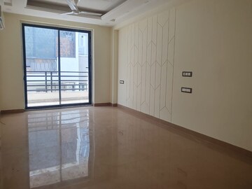 Room in 3 BHK Builder Floor at Dlf Phase ii – for Sale