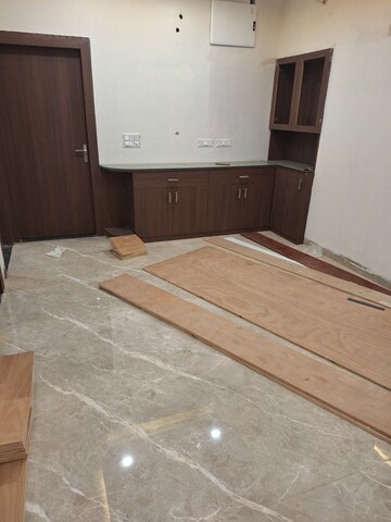 Room in 4 BHK Apartment at Vasant Kunj – for Sale