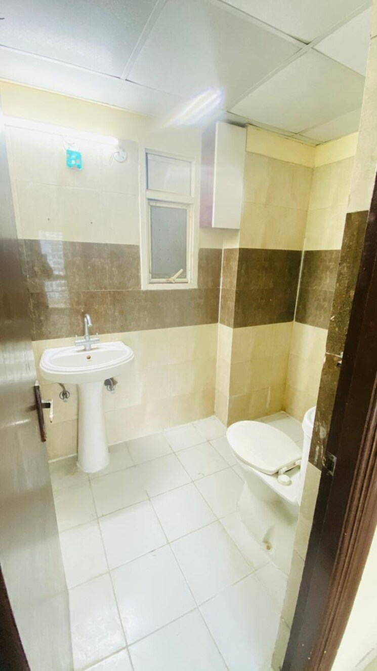 Bathroom, shri-radha-sky-park 2 Bedroom 945 Sq.Ft. Apartment In Sector 16b Greater Noida Greater Noida 7450346