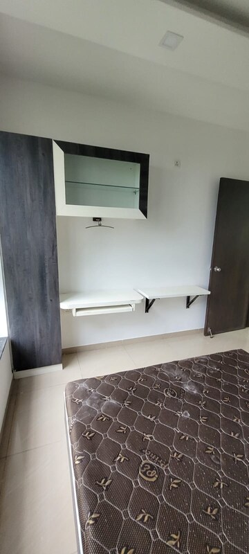 Room in 2 BHK Apartment at Magarpatta City – for Sale