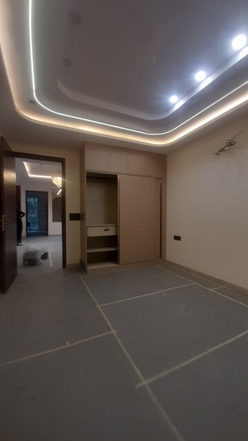 Furnished Amenities in 3 BHK Builder Floor at DLF Atria, Dlf Phase ii – for Sale