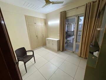 Room in 2 BHK Apartment at DLF Regency Park I, Dlf Phase iv – for Sale
