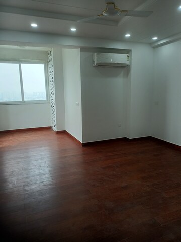 Room in 4 BHK Apartment at Parx Laureate, Sector 108 – for Rent