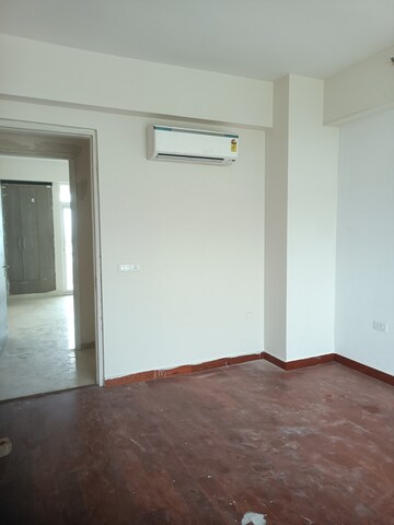 Room in 4 BHK Apartment at Parx Laureate, Sector 108 – for Rent