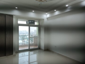 Room in 4 BHK Apartment at Parx Laureate, Sector 108 – for Rent