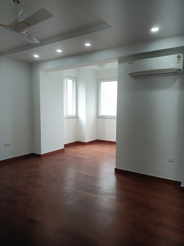 Room in 4 BHK Apartment at Parx Laureate, Sector 108 – for Rent