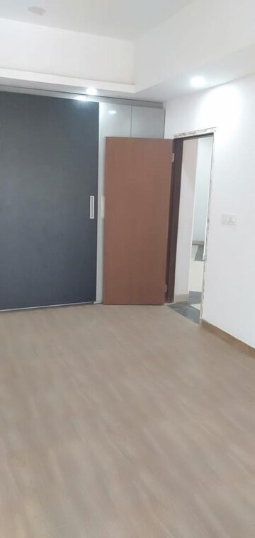 Room in 4 BHK Apartment at Sikka Kaamya Greens, Sector 10 Greater Noida – for Sale