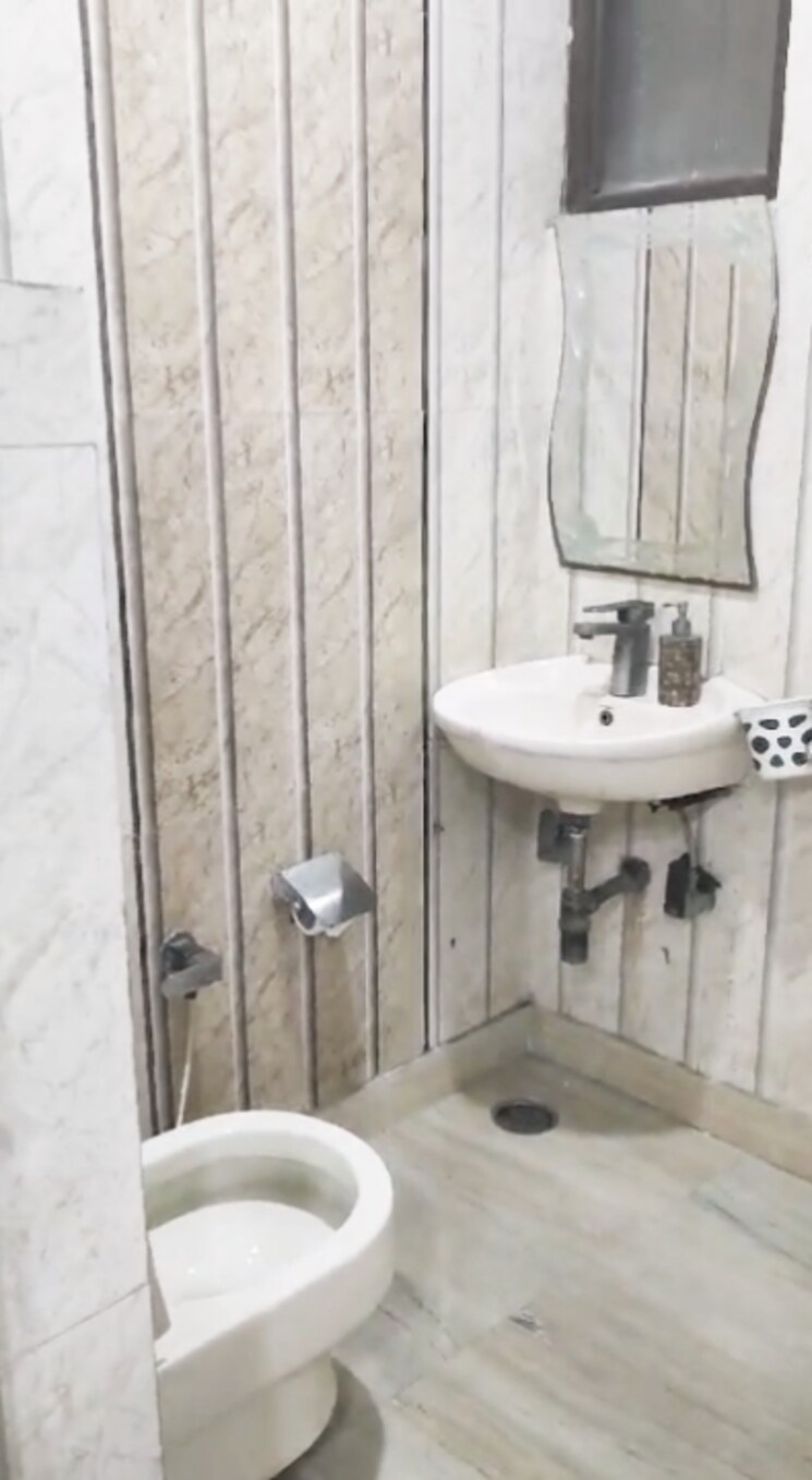 Bathroom, west patel nagar 3 Bedroom 1850 Sq.Ft. Builder Floor In West Patel Nagar Delhi 7456429