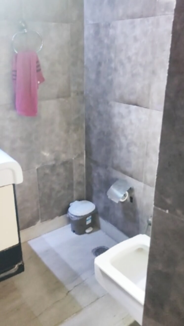 Bathroom, west patel nagar 3 Bedroom 1850 Sq.Ft. Builder Floor In West Patel Nagar Delhi 7456429