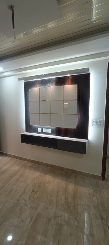 Furnished Amenities in 4 BHK Builder Floor at Jawahar Park – for Sale