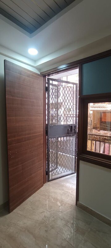 Room in 4 BHK Builder Floor at Jawahar Park – for Sale