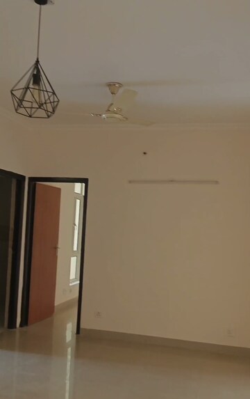 Room in 2.5 BHK Apartment at Supertech Ecociti, Sector 137 – for Sale