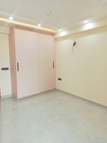 Room in 3 BHK Builder Floor at Hong Kong Bazaar, Sector 57 – for Sale
