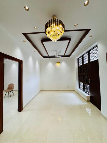 Room in 3 BHK Builder Floor at Green Fields Colony – for Sale