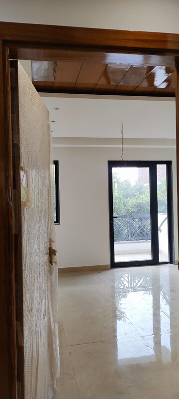 Room in 3 BHK Builder Floor at Bptp Park Sentosa, Sector 77 – for Sale