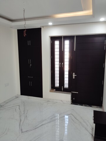 Room in 3 BHK Builder Floor at Sector 9 – for Sale