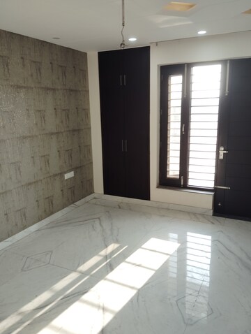 Room in 3 BHK Builder Floor at Sector 9 – for Sale