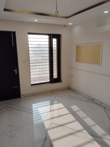 Room in 3 BHK Builder Floor at Sector 9 – for Sale