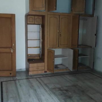 Room in 4 BHK Independent House at JakhaN-Rajpur Road – for Sale