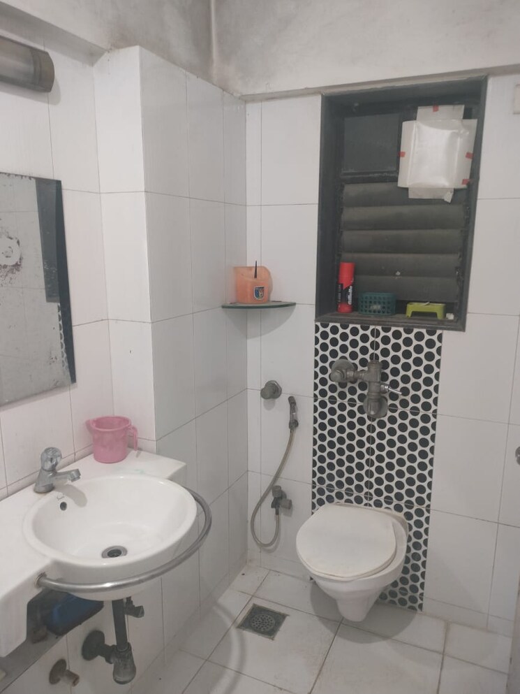 Bathroom, madhuvan-chs-andheri 3 Bedroom 1000 Sq.Ft. Apartment In Andheri West Mumbai 7465131