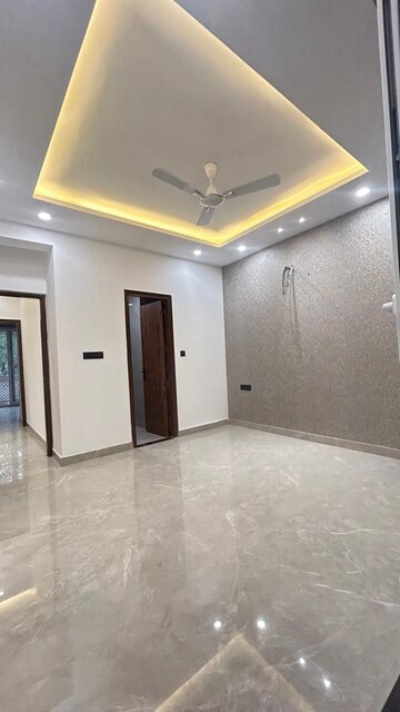 Room in 4 BHK Builder Floor at Aradhya Homes, Sector 67a – for Sale