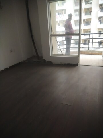 Room in 2 BHK Apartment at Gaur Atulyam, Omicron I Greater Noida – for Sale