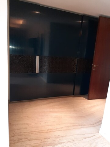 Room in 4 BHK Apartment at Lavelle Road – for Rent
