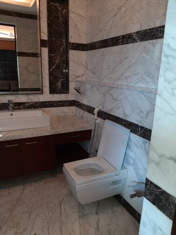 Bathroom in 4 BHK Apartment at Lavelle Road – for Rent