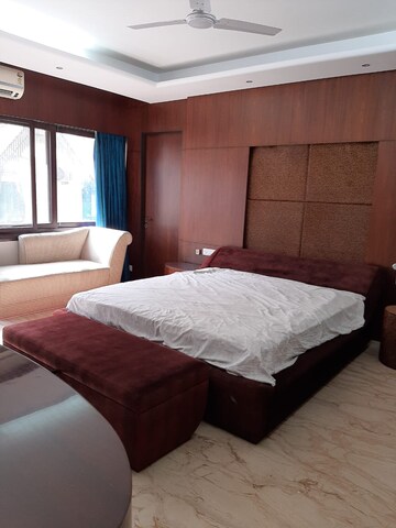 Bedroom in 4 BHK Apartment at Lavelle Road – for Rent