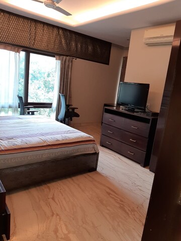 Bedroom in 4 BHK Apartment at Lavelle Road – for Rent