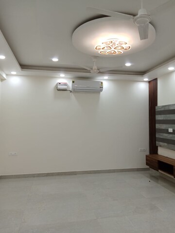 Room in 2 BHK Apartment at Paras Tierea, Sector 137 – for Sale