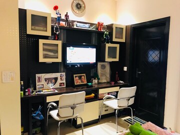 Master Bedroom in 3.5 BHK Builder Floor at Dlf Phase I – for Sale