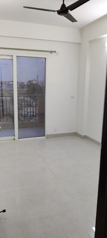 Room in 2.5 BHK Apartment at Signature Global Synera, Sector 81 – for Sale