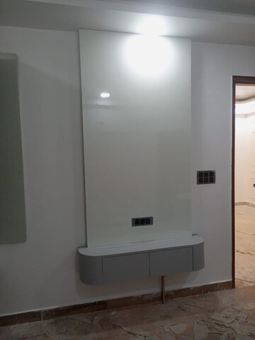 Room in 2 BHK Builder Floor at Sector 73 – for Sale