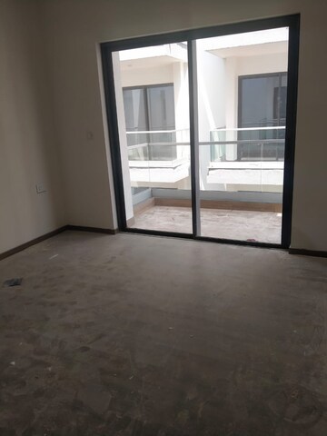 Room in 3 BHK Apartment at Pioneer Park Phase 1, Sector 61 – for Sale