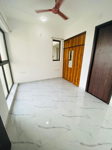 Room in 2 BHK Apartment at Lodha Amara, Kolshet Road – for Sale