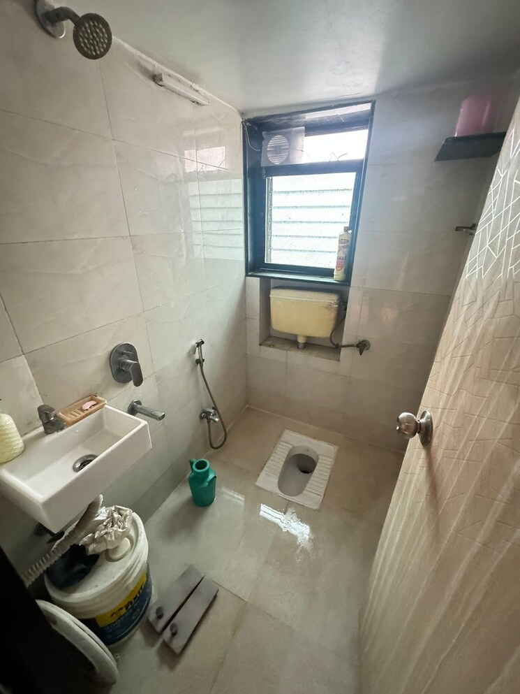 Bathroom, dhanlaxmi-vihar 2 Bedroom 650 Sq.Ft. Apartment In Vile Parle East Mumbai 7480913