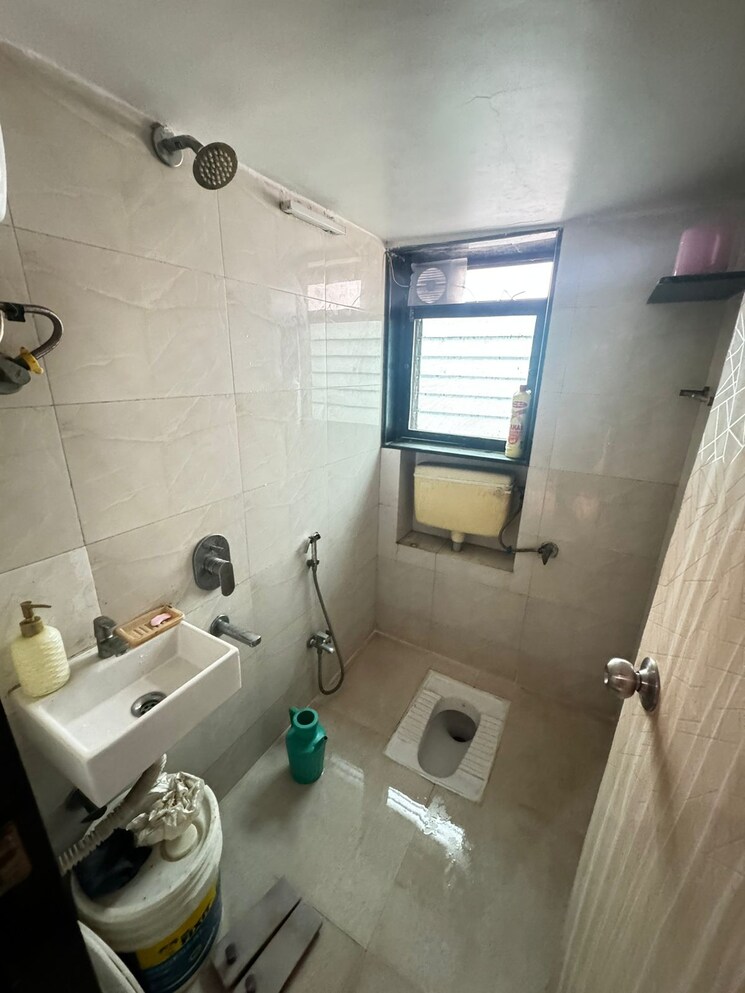 Bathroom, dhanlaxmi-vihar 2 Bedroom 650 Sq.Ft. Apartment In Vile Parle East Mumbai 7480913