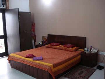 Bedroom in 3.5 BHK Independent House at Habitat 44, Sector 44 – for Rent