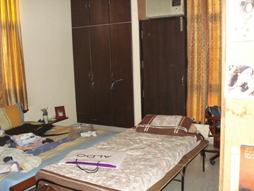 Bedroom in 3.5 BHK Independent House at Habitat 44, Sector 44 – for Rent