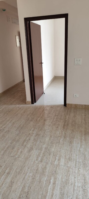 Room in 3 BHK Apartment at Amrapali Golf Homes, Sector 4, Greater Noida – for Sale