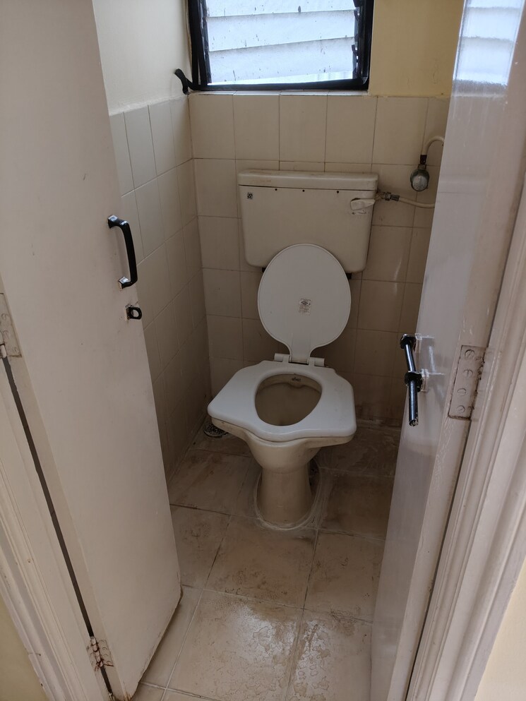 Bathroom, oxford-blues 1 Bedroom 563 Sq.Ft. Apartment In Wanowrie Pune 7484457