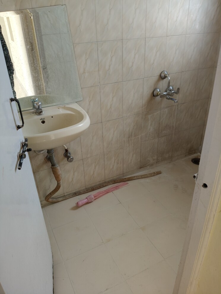 Bathroom, oxford-blues 1 Bedroom 563 Sq.Ft. Apartment In Wanowrie Pune 7484457