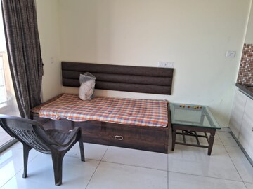 Room in 2 BHK Apartment at Amanora Adreno Towers, Hadapsar – for Sale