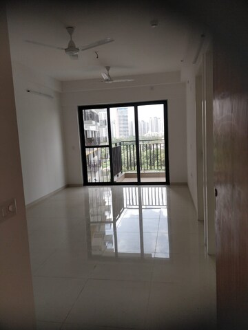 Room in 2 BHK Apartment at Amanora Gold Towers, Hadapsar – for Sale