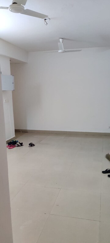 Room in 3 BHK Apartment at Amrapali Silicon City, Sector 76 – for Sale
