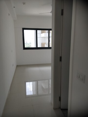 Room in 1.5 BHK Apartment at Amanora Gold Towers, Hadapsar – for Sale