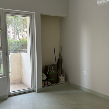 Room in 3.5 BHK Builder Floor at Smart World Gems, Sector 89 – for Sale
